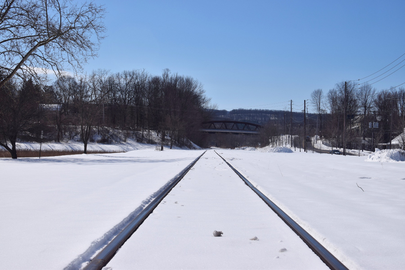 Proof that a train does indeed pass through here.